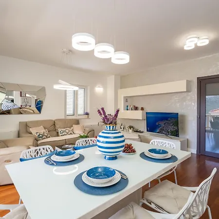 Seaview With Free Garage Parking 2 Min To Near Dubrovnik Апартаменты *