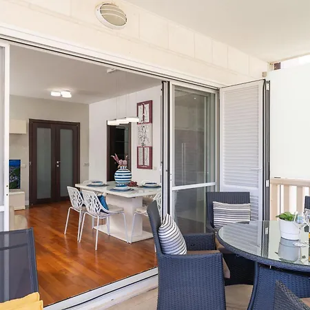 Seaview Elegance - Luxury Comfort With Free Parking Garage Apartamento