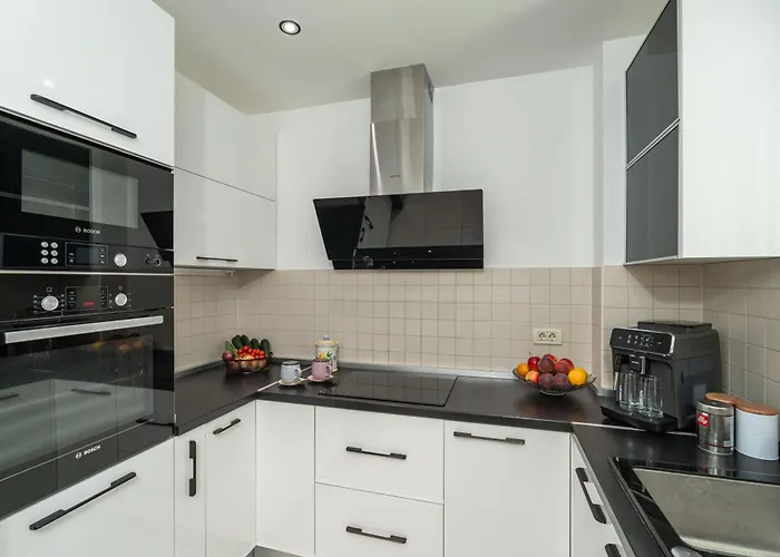 Seaview Elegance - Luxury Comfort With Free Parking Garage *