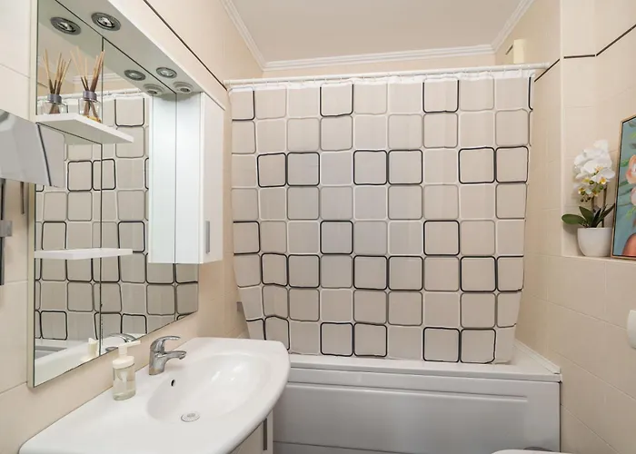 Seaview Elegance - Luxury Comfort With Free Parking Garage